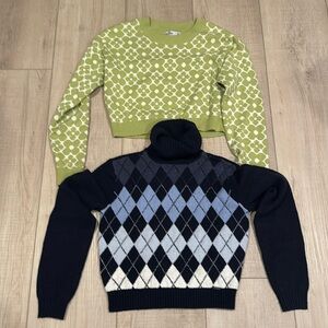 2 Hollister Sweaters size XS